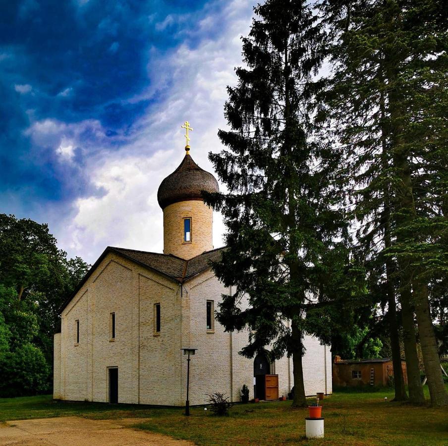 St. Georg Kloster Milmersdorf Buitenkant foto